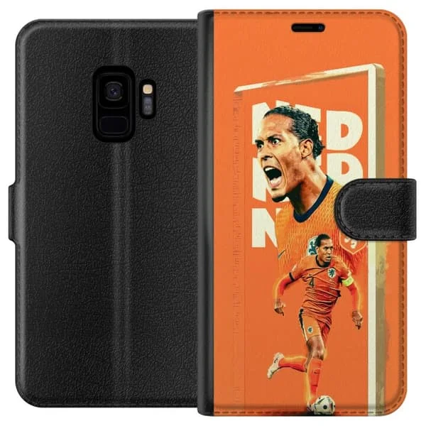 Kompatibelt Plånboksfodral till Samsung Galaxy S9 Virgil van Dijk i orange landslagsdräkt med kraftfull fotbollsdesign