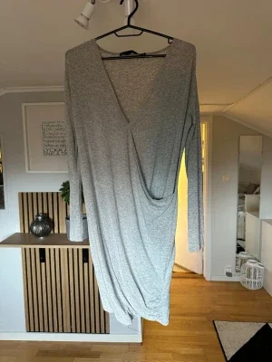 Grå omlottklänning med lång ärm