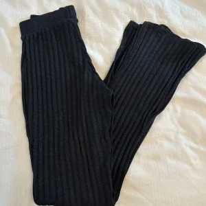 Svarta ribbade byxor med slits från Gina Tricot