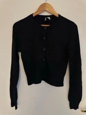 Svart cropped cardigan från H&M