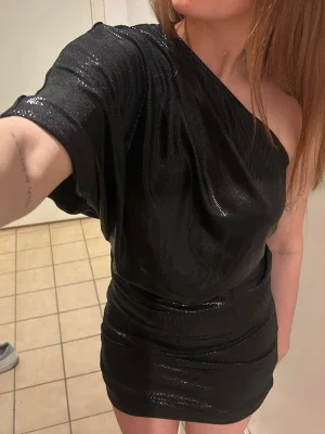 Svart one shoulder klänning