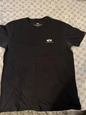 Svart t-shirt från Alpha Industries