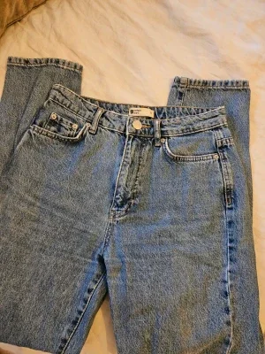 Gina tricot jeans i ljusblå denim