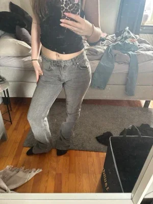 Gråa utsvängda jeans
