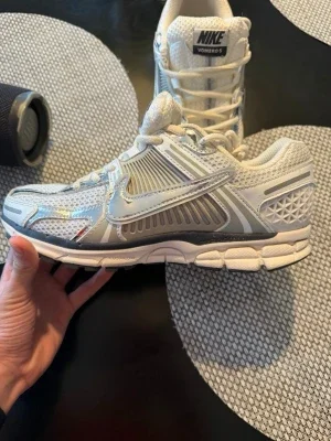 Nike Vomero 5 vita och silver sneakers