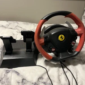Ratt och pedaler från Thrustmaster