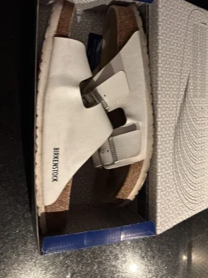 Vita Birkenstock sandaler i läder