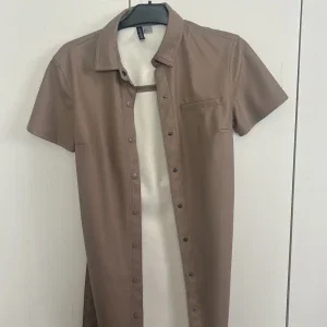 Beige skjortklänning i skinnimitation H&M