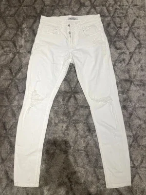 Vita ripped skinny jeans från Zara