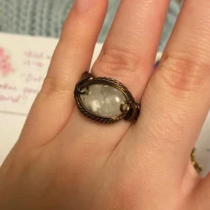 Handgjord ring med vit sten