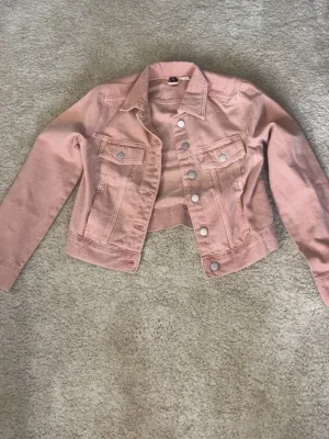 Ljusrosa cropped jeansjacka