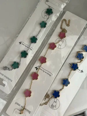 Färgglada fyrklöver armband