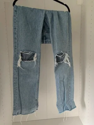 Ljusblå pull and bear jeans