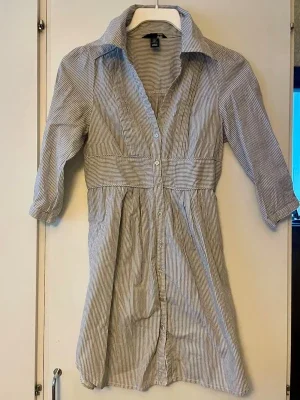 Randig skjortklänning från H&M i stl 34