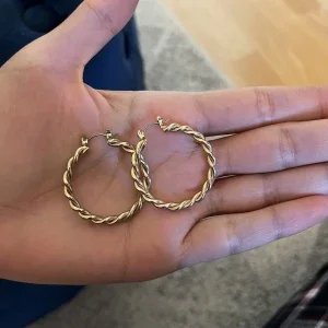 Guldiga örhängen ringar