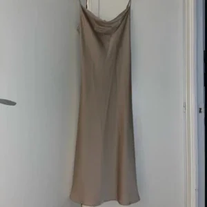 Champagnefärgad lång slipklänning