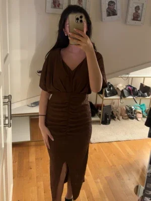 Brun midiklänning med slits
