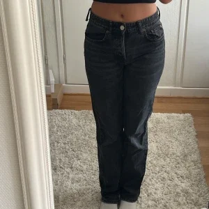 Svarta raka mid-rise jeans från Zara