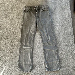 Grå jeans från HOPE Stockholm