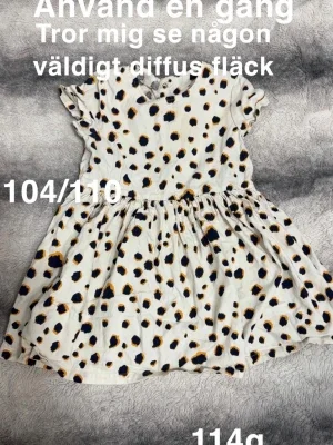 Vit prickig klänning barn