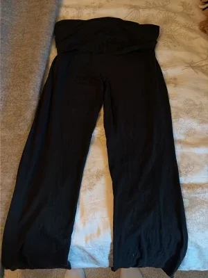 Svarta vida leggings med hög midja