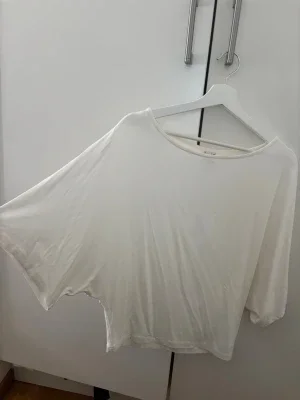 Vit poncho topp med vida ärmar
