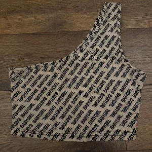 Beige one shoulder topp med BABYGIRL-tryck