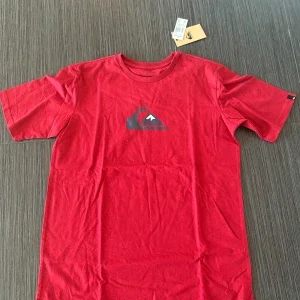 Röd t-shirt från Quiksilver