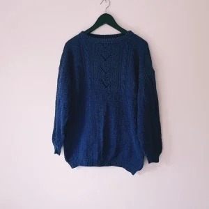 Mörkblå stickad tröja med mönster strl XL