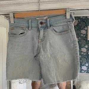 Ljusblå jeanskjol Abercrombie Kids