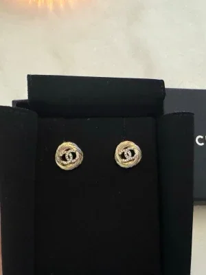 Chanel örhängen med strass