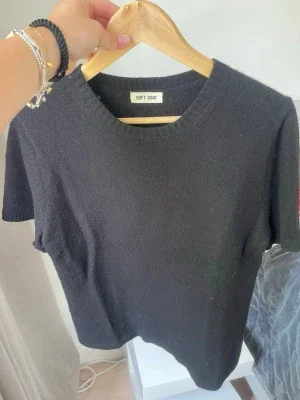 Svart stickad t-shirt Soft Goat