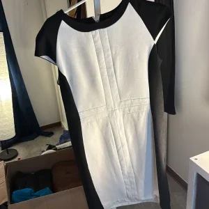Svart och vit klänning från Zara Basic