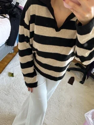 Randig tröja med krage svart/beige