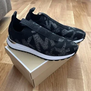Svarta slip-on sneakers från Michael Kors