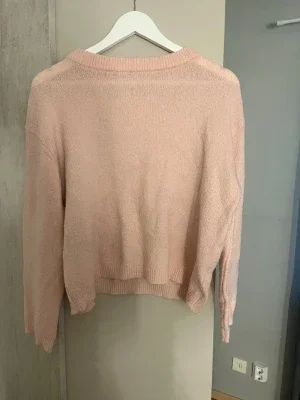 Två stickade tröjor i pastell