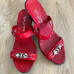 Röda sandaler med dekorativa detaljer