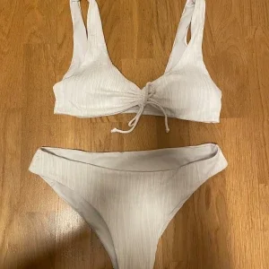 Vit bikini med knytning