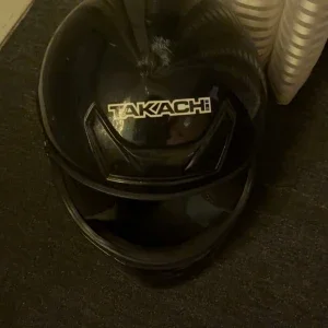 Svart moped hjälm från Takachi