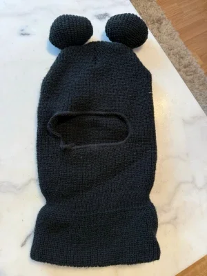 Svart balaklava med öron