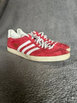 Adidas Retro Runner Sneakers – Red / White