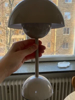 Grå bordslampa i modern design
