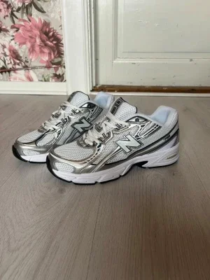 New Balance vita och silver sneakers