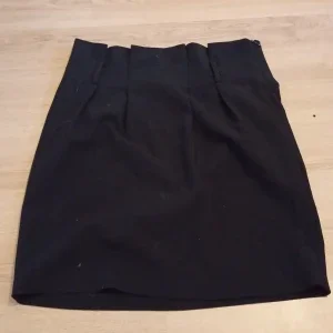 Svart kortkjol från Object, stl 38