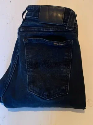 Mörkblå jeans från Nudie Jeans