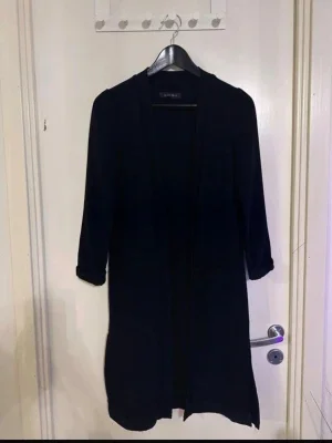 Svart lång cardigan från Carin Wester