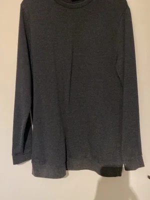 Mörkgrå sweatshirt från ASOS