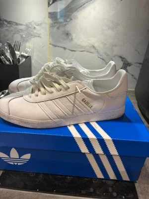 Vita Adidas Gazelle sneakers Herr