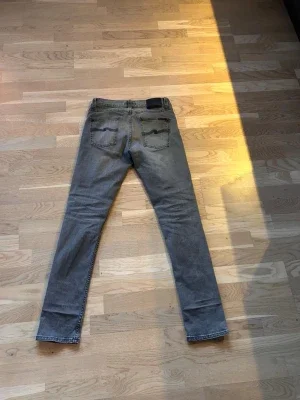 Grå slim fit jeans från Nudie jeans