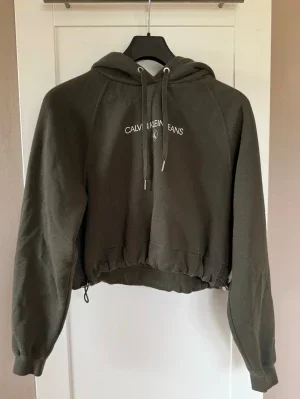 Olivgrön cropped hoodie Calvin Klein